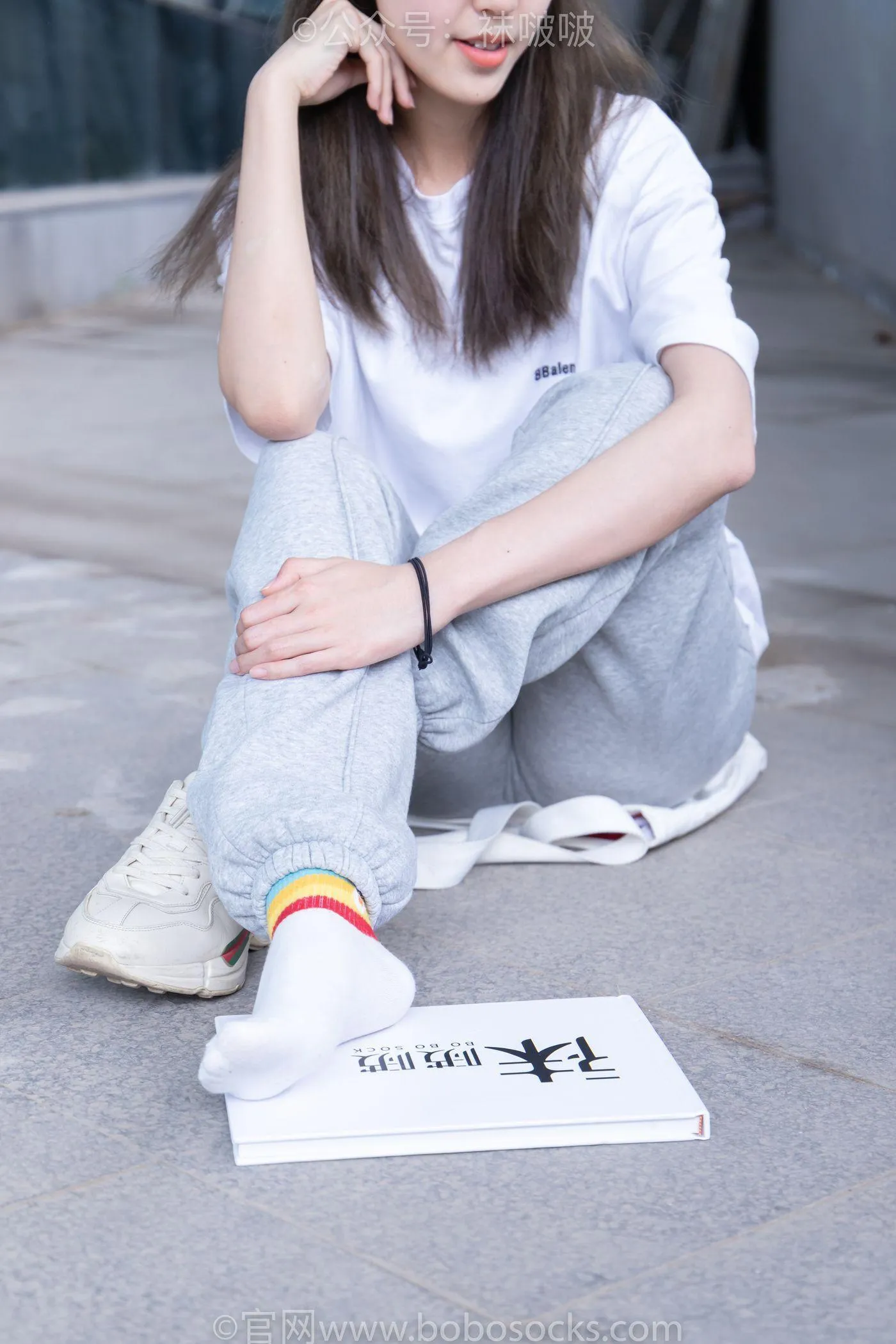 [BoBoSocks袜啵啵]NO.012 泡芙-运动鞋、白棉袜、裸足 [132P]插图1